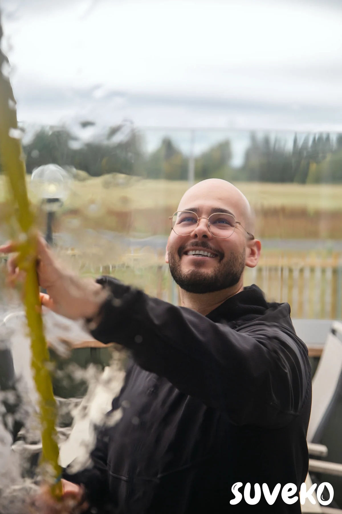 Turgut vasker et vindu med nal